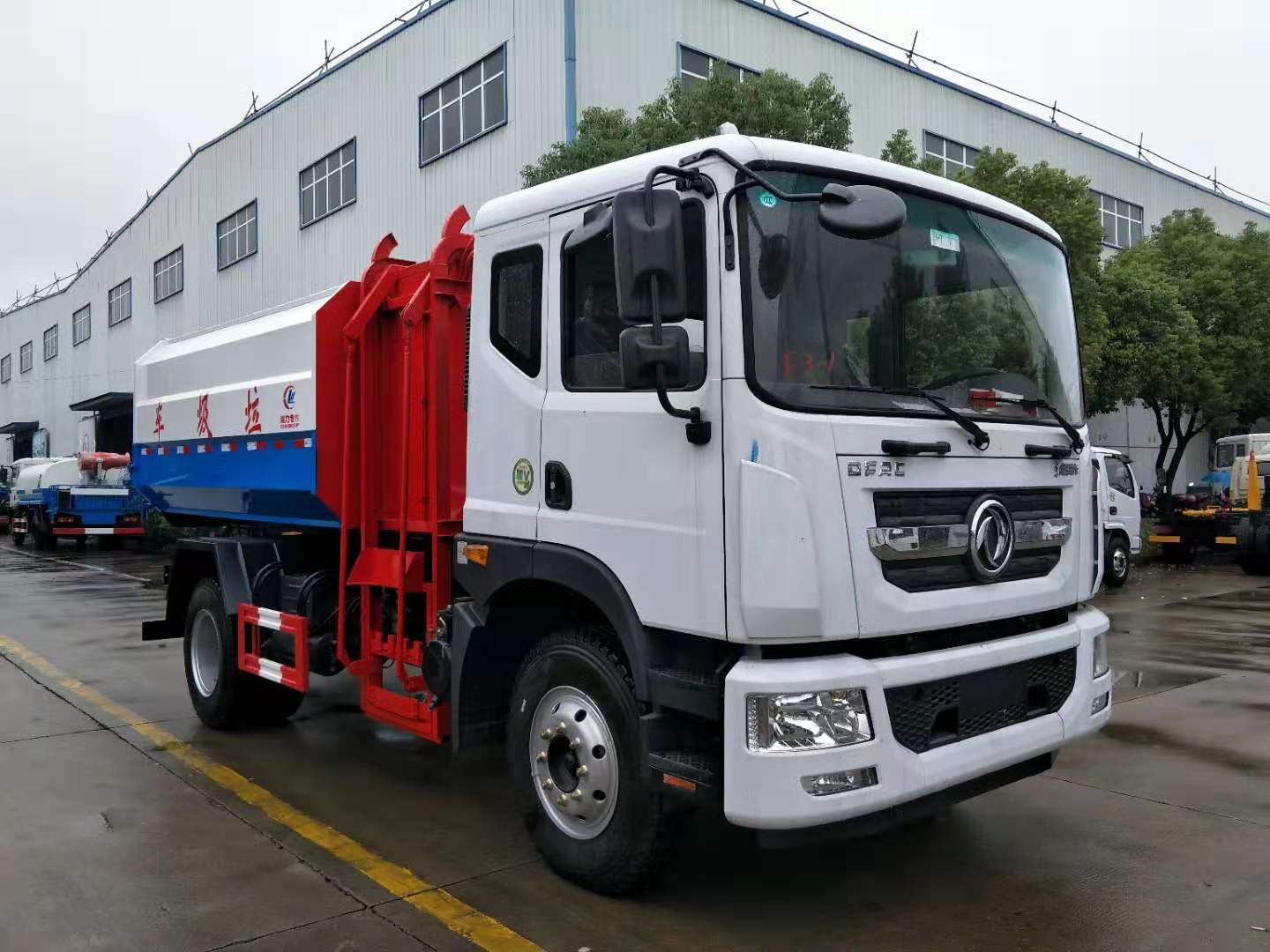 東風(fēng)D9掛桶式垃圾車