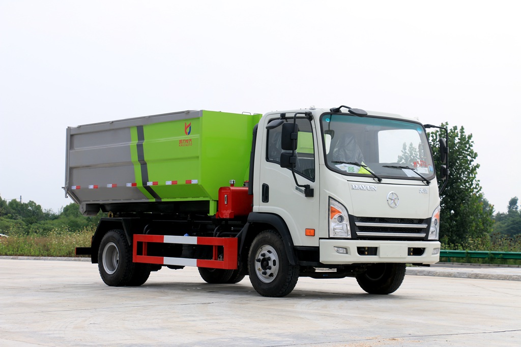 大運(yùn)勾臂垃圾車(chē)